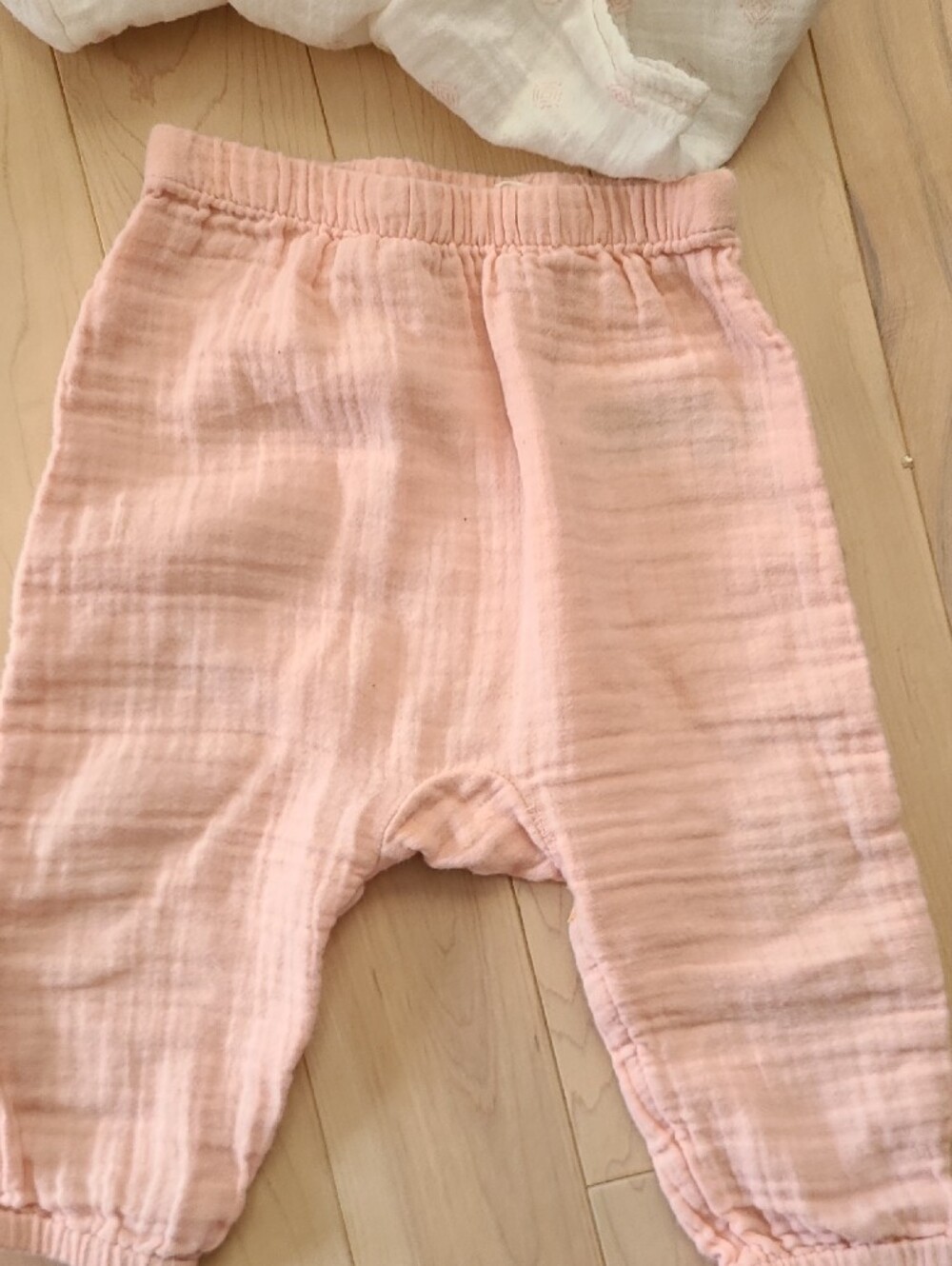 GAP Cream Ruffle Top & Light Pink Muslin Pants - Picture 5 of 6